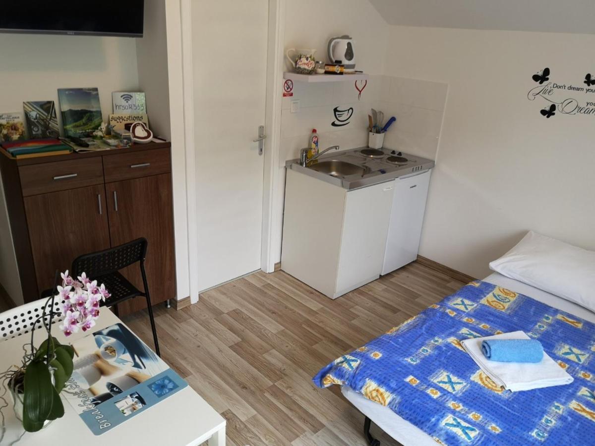 Apartmani Hrsak คาปรินา ภายนอก รูปภาพ