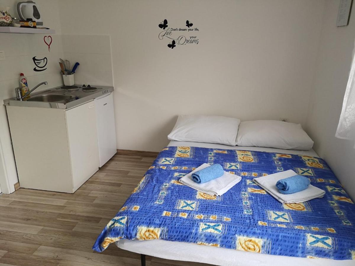 Apartmani Hrsak คาปรินา ภายนอก รูปภาพ