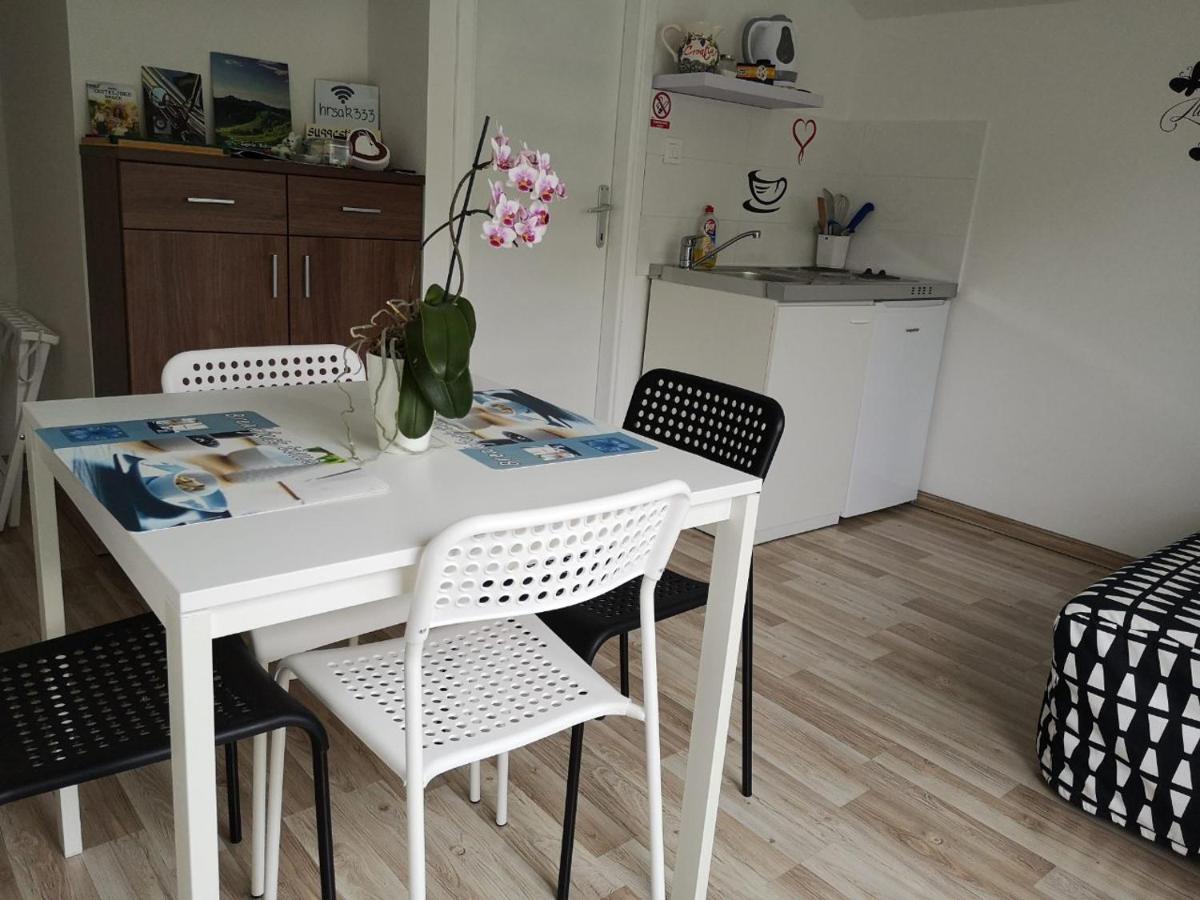 Apartmani Hrsak คาปรินา ภายนอก รูปภาพ